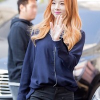 Saat masa training untuk menjadi idol, banyak artis KPop yang tidak bisa memberi banyak hal kepada orangtua mereka. Ketika debut menjadi artis, mereka pun ingin membalas jasa. Seperti Solji yang membelikan sepatu untuk sang ibu. Selain itu, leader EXID tersebut juga memberikan kedua orangtuanya sejumlah uang. (Foto: Instagram)
