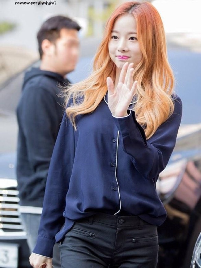 Saat masa training untuk menjadi idol, banyak artis KPop yang tidak bisa memberi banyak hal kepada orangtua mereka. Ketika debut menjadi artis, mereka pun ingin membalas jasa. Seperti Solji yang membelikan sepatu untuk sang ibu. Selain itu, leader EXID tersebut juga memberikan kedua orangtuanya sejumlah uang. (Foto: Instagram)