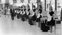 Kasir di supermarket Piggly Wiggly Continental di Encino, California, sekitar 1962. Istimewa/Boredpanda.