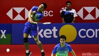 Tontowi melakukan smash.