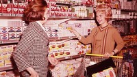 Tahun 1970, foto sudah mulai berwarna. Nampak dua wanita berbelanja di supermarket sambil membawa troli. Tatanan rambutnya khas banget ya? Foto: Istimewa