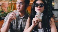 Artis cantik berusia 22 tahun ini, kompak berpose cool dan keren saat menikmati es cokelat di sebuah kafe bersama sang kekasih hati. Foto: Instagram @febbyrastanty