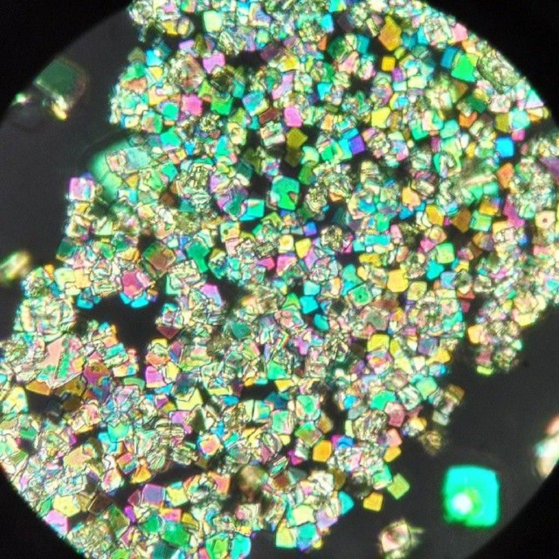 Akumulasi purin dalam kadar yang tinggi dalam tubuh bisa mengarah pada pengkristalan. Kristal cantik berbahaya itu dapat dilihat dari bawah lensa mikroskop.