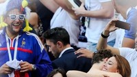 Tidak ada yang menyangka penampilan Benjamin Pavard bakal seoke ini di Piala Dunia 2018. Semua itu berkat dukungan Rachel Trapani, model cantik yang jadi pacarnya. Dia bahkan setia menonton pertandingan Prancis di stadion (Instagram/Rachel Trapani)