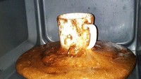 Duh, bukannya mengembang ke atas, mug cake ini justru meletus dan meleleh keluar dari mug. Sepertinya kelebihan bahan pengembang nih. Hihi Foto: Istimewa