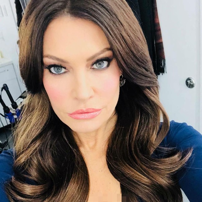 Wanita yang usianya lebih tua sembilan tahun dari Don itu adalah seorang janda. Kimberly menikahi mantan walikota Gavoin Newsmom di 2001.  Foto: Instagram (@kimberlyguilfoyle)