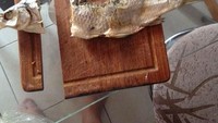 Makanya kalau potong ikan di atas talenan, jangan pakai ujung pisau. Tapi diiris aja secara perlahan. Kalau nggak, jadinya pasti begini! Foto: Istimewa