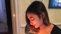 Masih di momen ulang tahun, inilah senyum manis Adzana saat menerima kue. Pemain FTV ini nampak bahagia diberi cake oleh orang tersayangnya. Foto: Instagram adzanabs