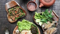 Ada tumis oncom, ikan asin, sambal, hingga lalapan segar di menu makan siang tutug oncom milik @deena_hp. Foto: Instagram