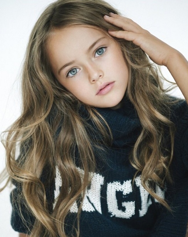 Sejak usia sangat muda,  Kristina Pimenova menunjukkan kecantikan yang luar biasa, dengan mata biru tajam dan rambut pirang panjang. Ibunya, Glikeriya Pimenova melihat potensi anaknya dan mulai memotret Kristina serta mengirimkan foto-foto tersebut ke agensi model anak-anak. Foto: Dok. Instagram/kristinapimenova2005