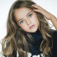 Sejak usia sangat muda,  Kristina Pimenova menunjukkan kecantikan yang luar biasa, dengan mata biru tajam dan rambut pirang panjang. Ibunya, Glikeriya Pimenova melihat potensi anaknya dan mulai memotret Kristina serta mengirimkan foto-foto tersebut ke agensi model anak-anak. Foto: Dok. Instagram/kristinapimenova2005