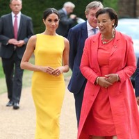 Gaun kuning terang tanpa lengan rancangan Brandon Maxwell jadi pilihan perempuan 36 tahun itu. Brandon adalah desainer asal Amerika Serikat yang juga dikenal sebagai stylist berbakat langganan Lady Gaga. (Foto: Getty Images)