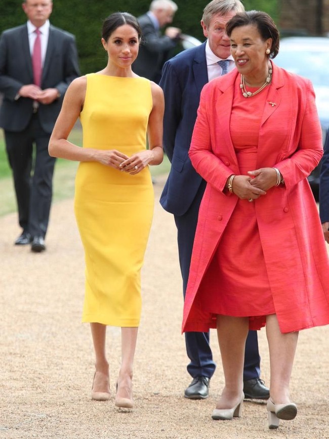 Gaun kuning terang tanpa lengan rancangan Brandon Maxwell jadi pilihan perempuan 36 tahun itu. Brandon adalah desainer asal Amerika Serikat yang juga dikenal sebagai stylist berbakat langganan Lady Gaga. (Foto: Getty Images)