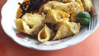 Batagor dengan kulit yang renyah enak ditambah bumbu kacang, kecap dan sambal. Jangan lupa beri kucuran jeruk nipis. Foto: Instagram @batagorlucky