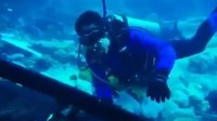 Setelah memeriksa ke sekeliling kapal lewat bawah air laut, tim penyelam telah berhasil masuk ke dalam lambung kapal dan dilanjutkan dengan pencarian korban di dalam lambung kapal, sehingga bisa memaksimalkan pencarian tersebut, kata Komandan Lantamal VI (Danlantamal VI) Laksamana Pertama TNI Dwi Sulaksono dalam keterangan tertulis kepada detikcom, Jumat (6/7/2018). (Foto: dok. Lantamal VI)