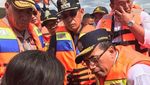 Menhub Tabur Bunga di Danau Toba