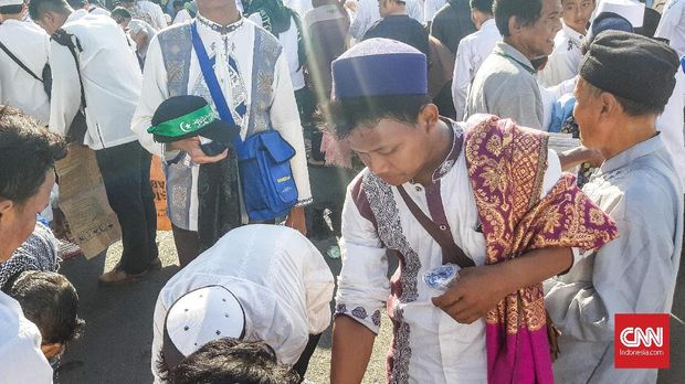 Massa Aksi 67 Asar Berjamaah Di Jalan Medan Merdeka Timur