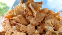 Batagor menjadi sajian sederhana khas Bandung. Lihat ini tampilannya sangat menggiurkan, tinggal dipotong-potong dan disiram dengan saus kacang plus tambahan sambal. Foto: Instagram @the.lucky.belly