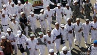 Kebanyakan massa aksi mengenakan baju berwarna putih.