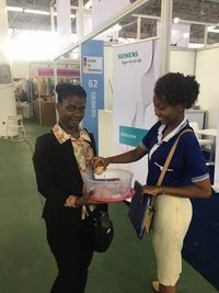 Pengunjung mencicipi kuliner Indonesia (dok KBRI Tanzania)