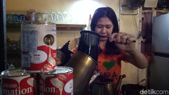 Salah seorang pedagang warung kopi yang menggunakan susu kental manis (Foto: Ibnu Munsir/detikHealth) Salah seorang pedagang warung kopi yang menggunakan susu kental manis (Foto: Ibnu Munsir/detikHealth)