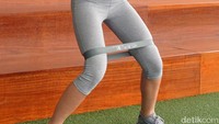 Setelah melompat, tahan tubuh sejenak dalam posisi squat. Lakukan sebanyak 15 kali gerakan dan ulangi sebanyak 3 kali. (Foto: Frieda Isyana Putri/detikHealth)