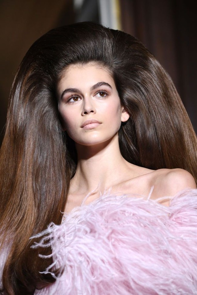 Rambut raksasanya tersebut bukanlah rambut asli Kaia. Ia bersama enam model lainnya menggunakan wig yang dirancang khusus oleh Guido.  Foto: Getty Images