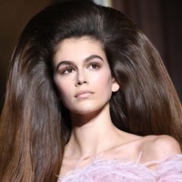Rambut raksasanya tersebut bukanlah rambut asli Kaia. Ia bersama enam model lainnya menggunakan wig yang dirancang khusus oleh Guido.  Foto: Getty Images