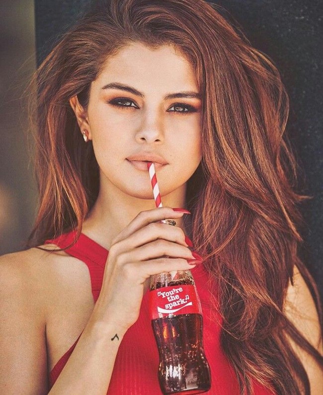 Di daftar ini, Ayu Ting Ting juga harus menghadapi Selena Gomez. (Foto: Instagram/@selenagomez)