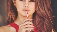 Mengenakan make up yang cukup tebal, Selena Gomez tampak sedang menikmati minuman bersoda. Hati-hati ya Selena minumannya, karena minuman ini tinggi gula. Foto: Instagram @selenagomez