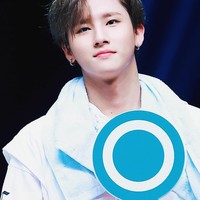 Saat dapat gaji pertama, I.M juga tidak melupakan orangtuanya. Ia mengaku membelikan makeup untuk sang ibu. Sedangkan untuk sang ayah, pria bernama asli Im Changkyun memberi 10% dari penghasilannya yang disebutnya sebagai uang zakat. (Foto: Instagram)