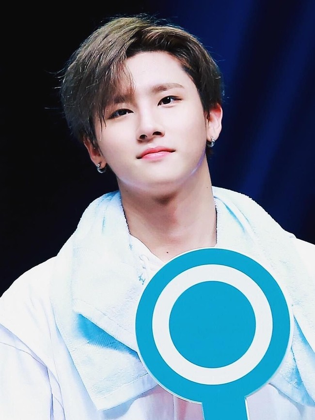 Saat dapat gaji pertama, I.M juga tidak melupakan orangtuanya. Ia mengaku membelikan makeup untuk sang ibu. Sedangkan untuk sang ayah, pria bernama asli Im Changkyun memberi 10% dari penghasilannya yang disebutnya sebagai uang zakat. (Foto: Instagram)