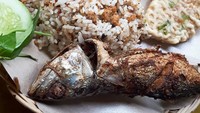 Nasi tutug oncom punya @bandarasa ini terdiri dari ikan kembung goreng krispi, ikan asin, tempe mendoan, cumi asin cabe ijo, lalap, dan sambal terasi yang pedas mantap. Tak lupa kerupuk putih! Foto: Instagram