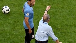 Terlihat mengenakan tongkat, pelatih timnas Uruguay Oscar Tabarez tetap tangguh walau mengidap penyakit saraf langka Guillain-Barre Syndrome (GBS).