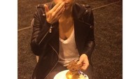 Coba tebak apa yang dimakan Shakira kali ini? Ya, sebuah donat! Ia dipergoki tengah melahap camilan manis itu dengan lahap. Foto: Instagram shakira