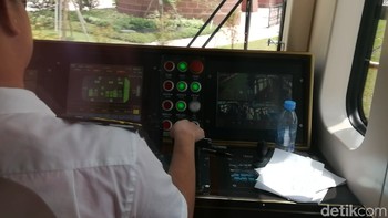 Ada seorang masinis yang mengoperasikan kereta ini. Seluruh sistem di kereta tampak dioperasikan listrik. (Foto: detikINET/Jabbar Ramdhani)