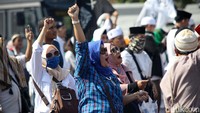Massa aksi juga beberapa kali meneriakkan takbir dalam aksinya.