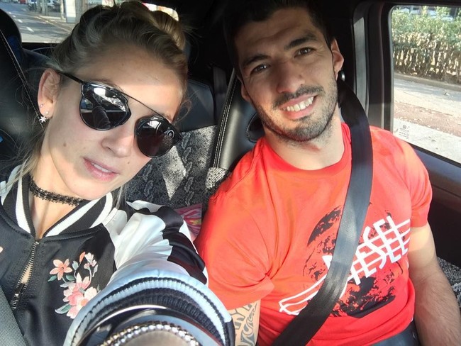 Karena kondisi ekonomi Uruguay yang kian terpuruk, keluarga Sofia terpaksa hijrah ke Spanyol pada 2004. Akibatnya, hubungan mereka pun harus kandas. Saat perpisahan, Sofia memberinya sebuah kaset berisi lagu-lagu romantis. Dia pun berpesan agar Luis fokus pada sekolah dan sepakbola. (Foto: Instagram/@sofibalbi)