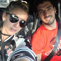 Karena kondisi ekonomi Uruguay yang kian terpuruk, keluarga Sofia terpaksa hijrah ke Spanyol pada 2004. Akibatnya, hubungan mereka pun harus kandas. Saat perpisahan, Sofia memberinya sebuah kaset berisi lagu-lagu romantis. Dia pun berpesan agar Luis fokus pada sekolah dan sepakbola. (Foto: Instagram/@sofibalbi)