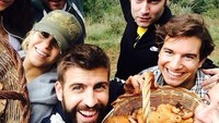 Kali ini Shakira terlihat sedang mengambil jamur dari habitatnya langsung bersama sang suami, Gelrald Pique dan beberapa temannya. Sepertinya pasangan ini memang menjalani pola hidup sehat. Foto: Instagram shakira