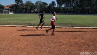 Dua orang remaja juga memanfaatkan sarana publik itu untuk berolahraga di Lapangan Banteng.