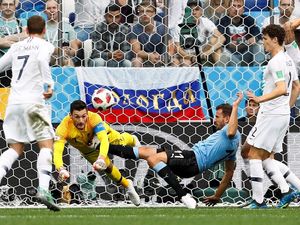 Sundulan Varane Bawa Prancis Unggul atas Uruguay di Babak Pertama