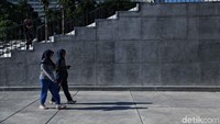 Meskipun belum diresmikan, warga sudah diperbolehkan untuk menikmati dan berkunjung sekadar jalan-jalan santai dan menikmati hijau dan asrinya Lapangan Banteng.
