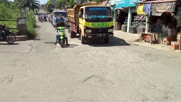 Jalan Gas Alam Depok rusak parah