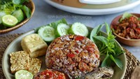 Ada oncom yang melimpah ruah, dengan irisan cabai rawit pedas dan sambal ulek mantap buatan @isnasutanto. Lengkap dengan ikan asin dan tahu tempe. Foto: Instagram