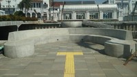 Terdapat tempat duduk di kawasan jalur pedestrian ini. (Foto: Zhacky/detikcom)