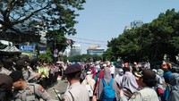 Personel kepolisian terlihat membentuk barisan di depan Gedung Bareskrim. Sementara gerbang masuk ke Bareskrim ditutup. (Foto: Nur Azizah Rizki Astuti/ detikcom)