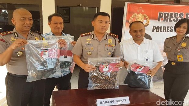 Penampakan Sandal Berpasir Milik Nining untuk Rekayasa Tenggelam