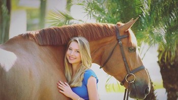 Eve sangat gemar olahraga berkuda. Foto: istimewa