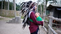 Kepala suku memastikan pasukan aman berkuda, tulis Zaskia di caption foto Instagramnya (zaskiadyamecca/Instagram)